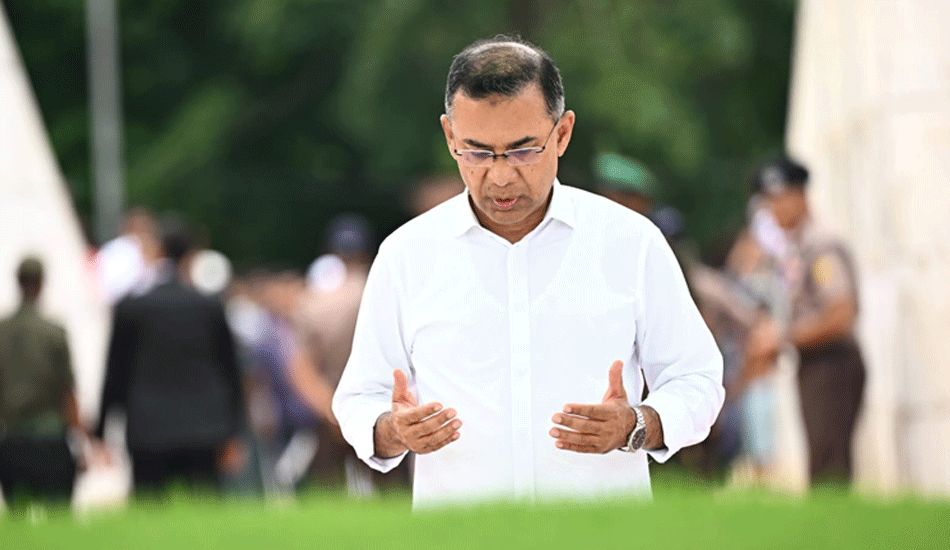 দেশে ফিরেই বাবা-মায়ের মাজার জিয়ারত প্রধানমন্ত্রীর