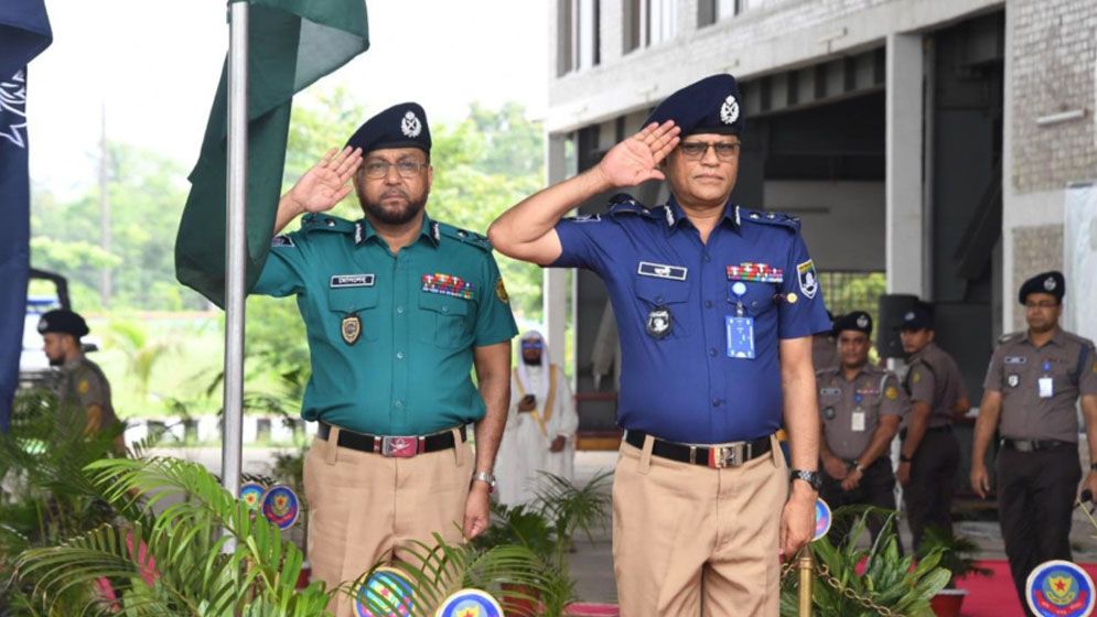 নতুন পোশাকে পুলিশ