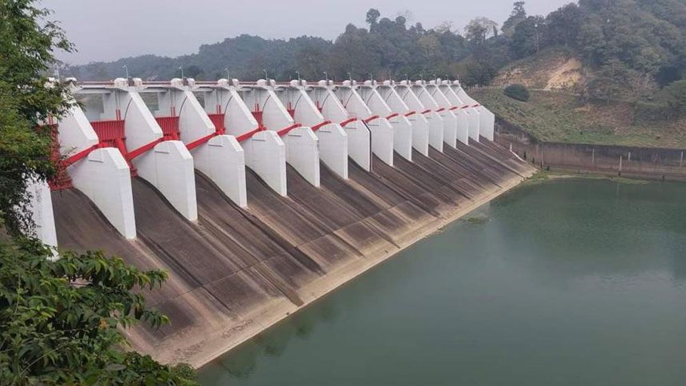 বিপৎসীমার কাছাকাছি কাপ্তাই হ্রদের পানি