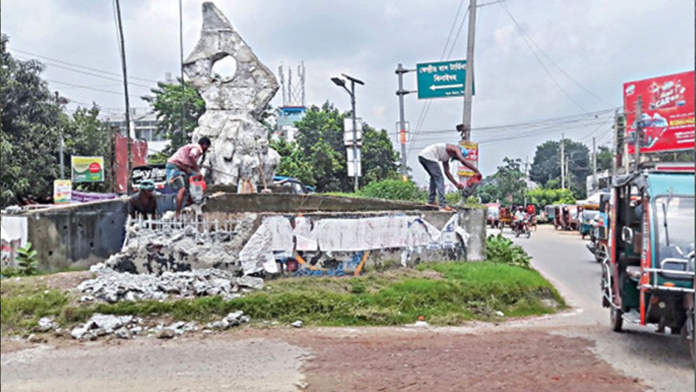 ভাঙা হচ্ছে বীরশ্রেষ্ঠ হামিদুর রহমানের ভাস্কর্য
