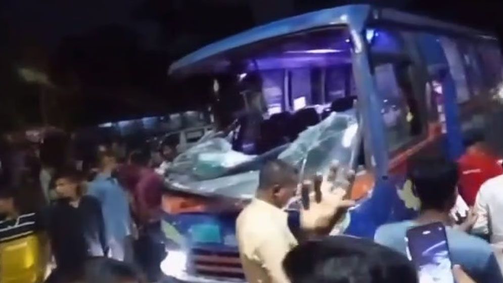 হাসপাতাল প্রাঙ্গণে আছড়ে পড়লো বাস, প্রাণ গেল পথচারীর