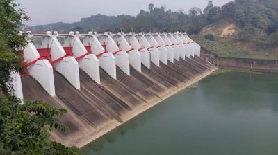 বিপৎসীমার কাছাকাছি কাপ্তাই হ্রদের পানি