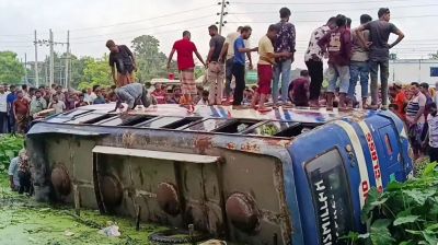 মেহেরপুর বাস খাদে পড়ে আহত ২০
