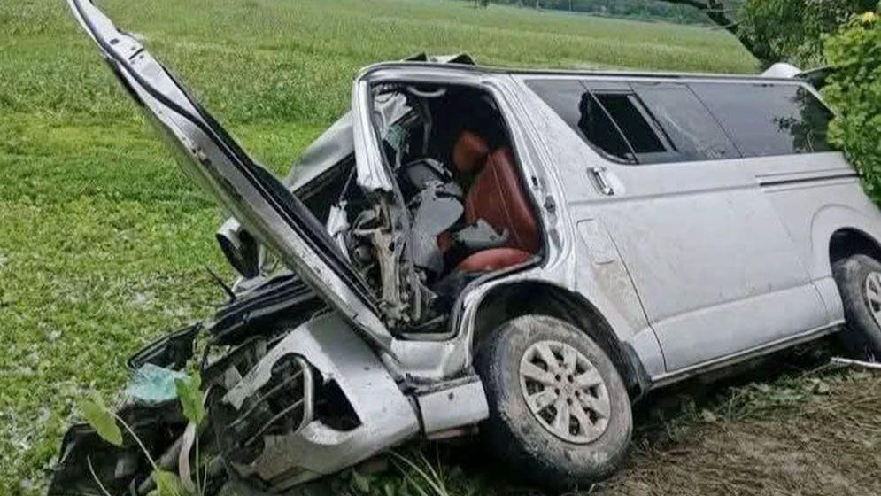 পাকুন্দিয়ায় বাস-মাইক্রোবাস সংঘর্ষে চালক নিহত