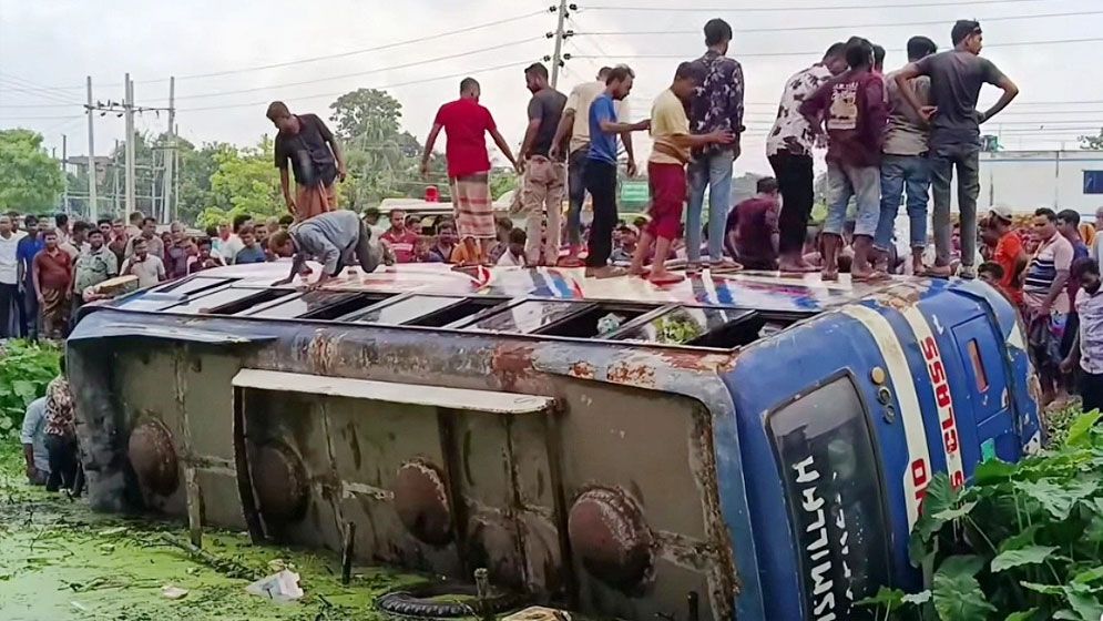 মেহেরপুর বাস খাদে পড়ে আহত ২০
