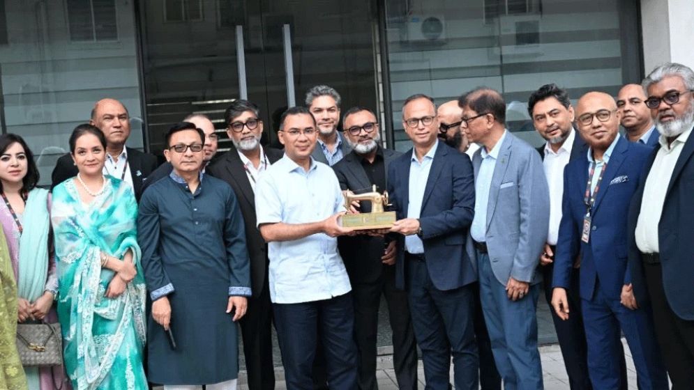 পোশাক শিল্পের বিকাশে প্রতিবন্ধকতা দ্রুত দূর করার নির্দেশনা প্রধানমন্ত্রীর