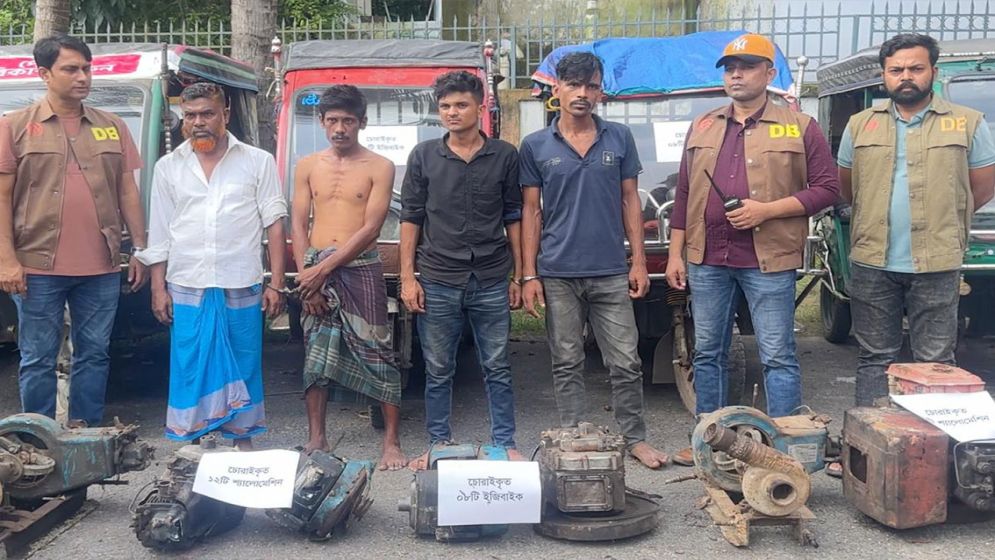 বাগেরহাটে চোরাই ৯ ইজিবাইক ও ১২ শ্যালোমেশিন সহ গ্রেপ্তার ৪