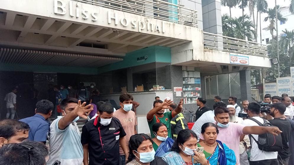 হাসপাতালে আগুন, ধোঁয়ায় ফায়ার সার্ভিসকর্মীসহ অসুস্থ ৫০