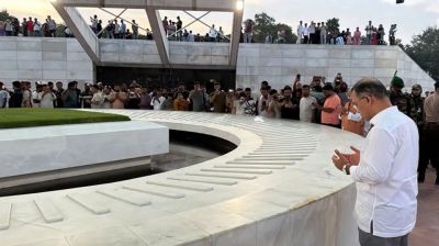 মা-বাবার কবর জিয়ারত করলেন প্রধানমন্ত্রী তারেক রহমান