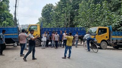 দিনাজপুরে শ্রমিক নেতাকে গ্রেপ্তারে সড়ক অবরোধ, বন্ধ বাস চলাচল; দুর্ভোগ