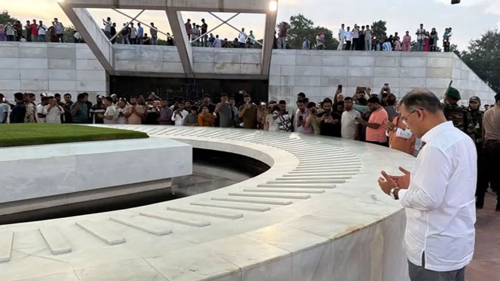 মা-বাবার কবর জিয়ারত করলেন প্রধানমন্ত্রী তারেক রহমান