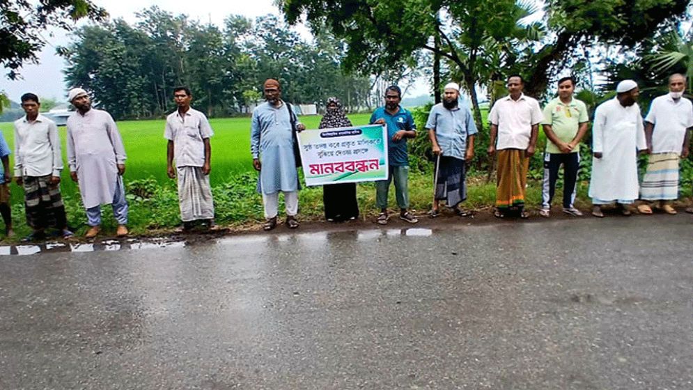 নিয়ামতপুরে লিজ নেওয়া পুকুর দখলের চেষ্টা, মানববন্ধন