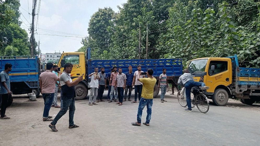 দিনাজপুরে শ্রমিক নেতাকে গ্রেপ্তারে সড়ক অবরোধ, বন্ধ বাস চলাচল; দুর্ভোগ