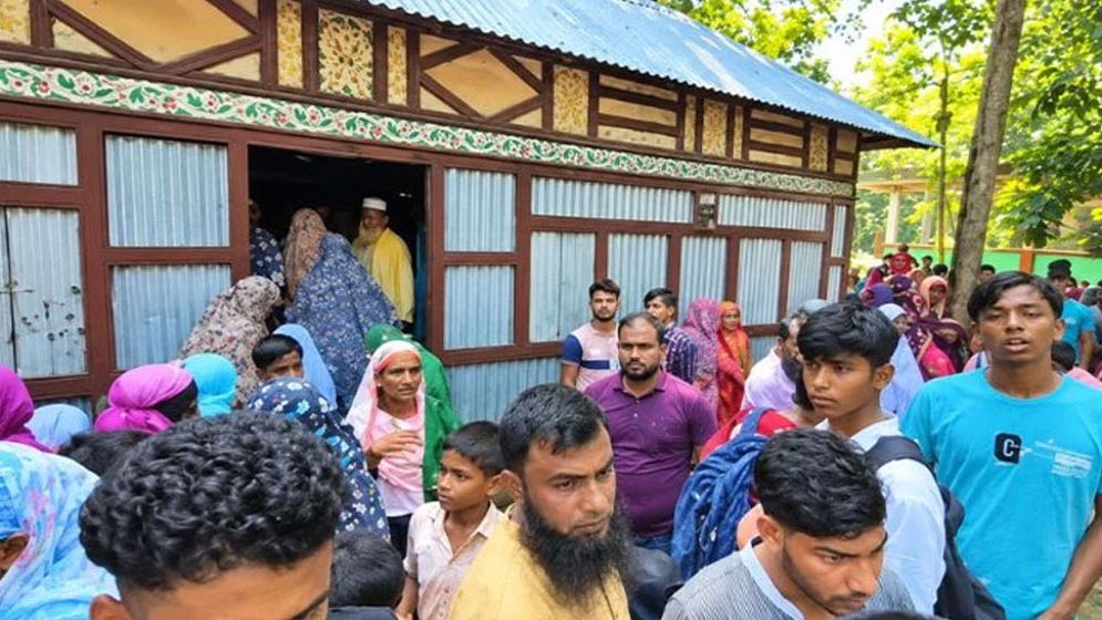 দেবিদ্বারে মা-ভাবিকে কুপিয়ে ও ভাতিজিকে আছড়ে হত্যা, যুবক আটক