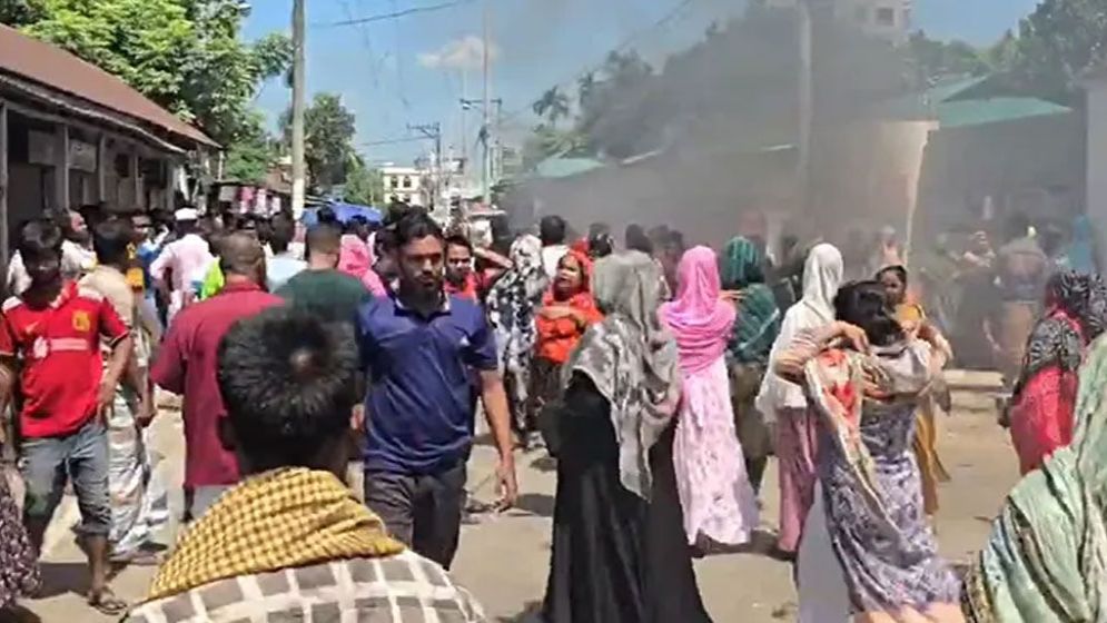 বকেয়া বেতনের দাবিতে গাজীপুরে পোশাক শ্রমিকদের সড়ক অবরোধ