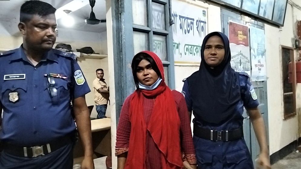 ফ্যামিলি কার্ডের আশ্বাসে টাকা নেওয়ার অভিযোগে এনসিপি নেত্রী আটক