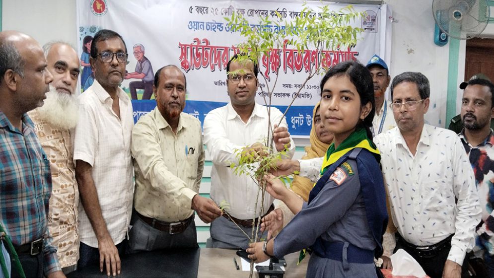 ধুনটে স্কাউট শিক্ষার্থীদের মাঝে চারা গাছ বিতরণ