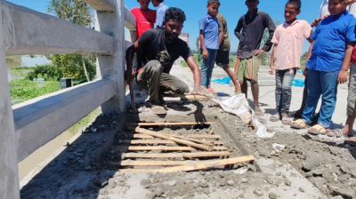 টাঙ্গাইলে ১০ কোটি টাকার সেতুতে রডের বদলে বাঁশের ব্যবহার