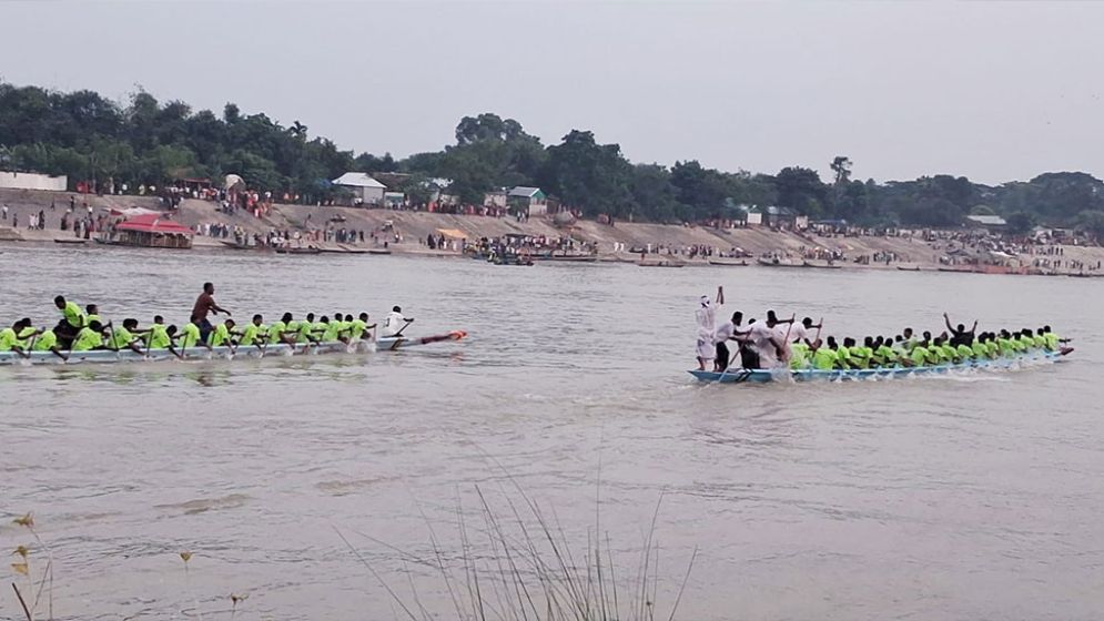ব্রহ্মপুত্রের বুকে নৌকার দৌড়, পাকুন্দিয়ায় হাজারো মানুষের মিলনমেলা