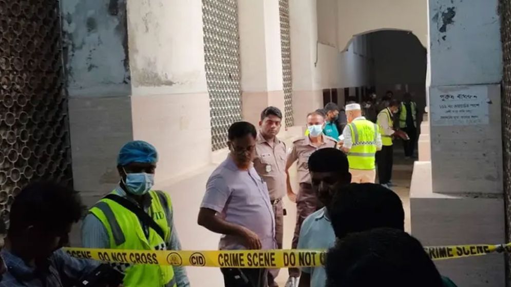 ঢামেকের বাথরুমে তরুণীর মরদেহ