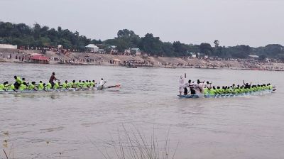 ব্রহ্মপুত্রের বুকে নৌকার দৌড়, পাকুন্দিয়ায় হাজারো মানুষের মিলনমেলা