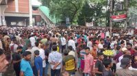পুলিশি হয়রানি বন্ধে প্রেসক্লাব সড়কে রিকশাচালকদের অবরোধ