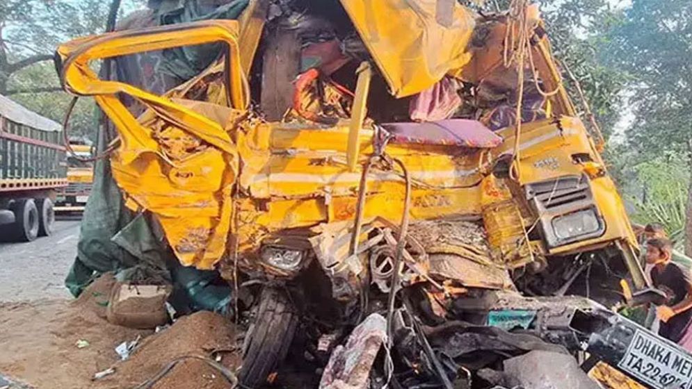 বরগুনা থেকে ১০ যাত্রী নিয়ে যাত্রা শুরু, বড়াইগ্রামে বাস-ট্রাক সংঘর্ষে নিহত ১৪
