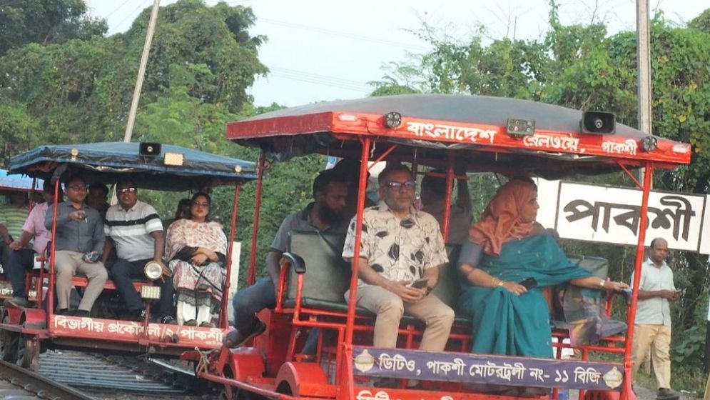সরকারি সফরের নামে স্ত্রীকে নিয়ে রেল সচিবের ভ্রমণ, উঠেছে প্রশ্ন